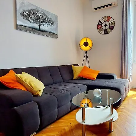 Kyra Apartament *